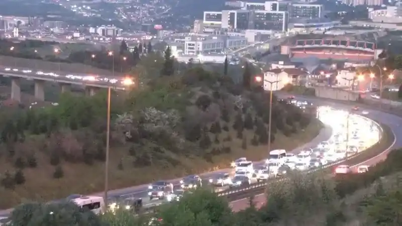 TEM Otoyolu'nun Kocaeli geçişinde bayram trafiği yoğunluğu