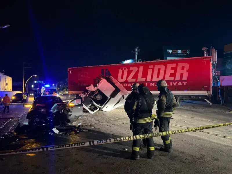 Feci kaza, tırın kabini koptu: 1'i ağır, 6 yaralı