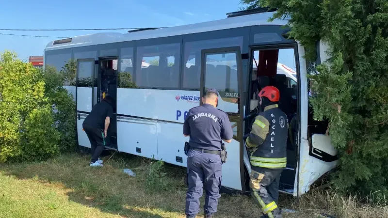  İşçi servisi ile kamyon kafa kafaya çarpıştı: 1'i ağır 27 yaralı