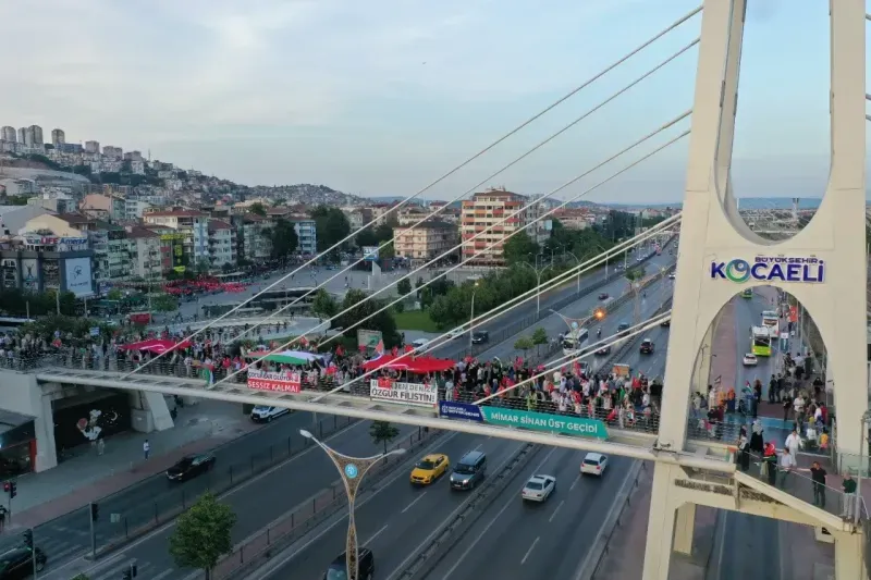 Köprüye çıkıp Filistin'deki ölümlere tepki gösterdiler