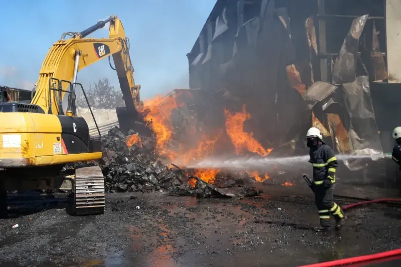 Fabrika yangınında ev ve araçlar küle döndü