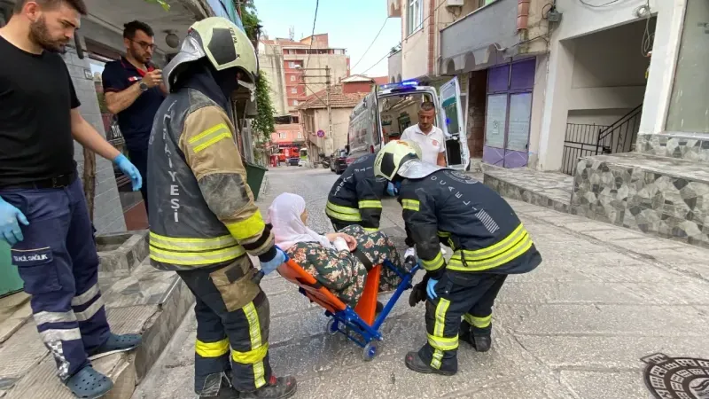 Tavuklar için çatıya çıktı, yardımına itfaiye koştu