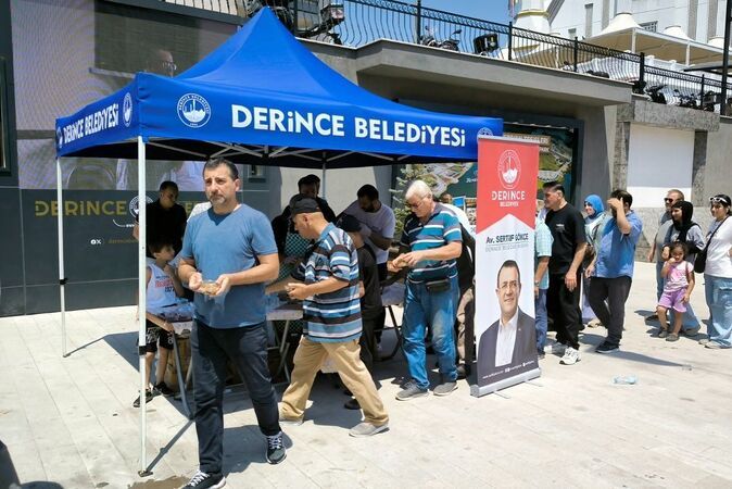 Derince Kent Meydanı’nda aşure ikramı  