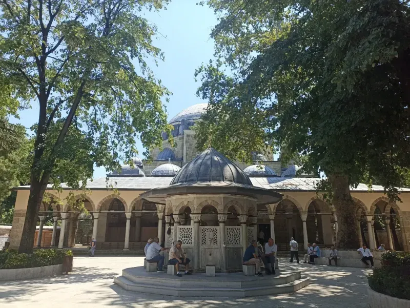 445 yıllık cami zamana meydan okuyor