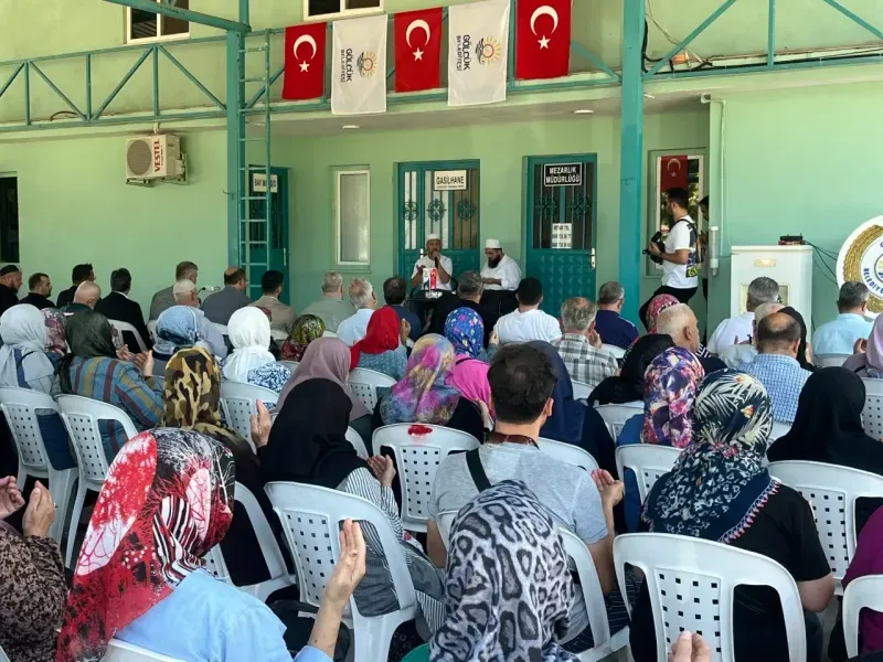 Depremde hayatını kaybedenler için eller semaya açıldı