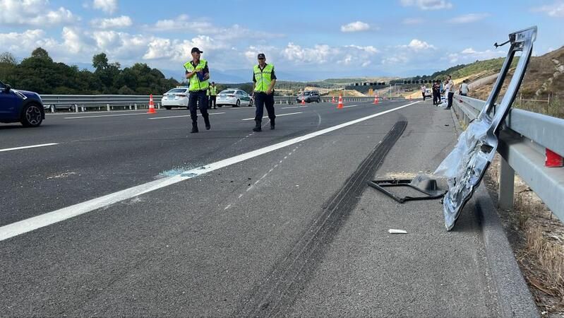 TIR'la çarpışan aracın kapısı koptu: Yolcu yola düştü