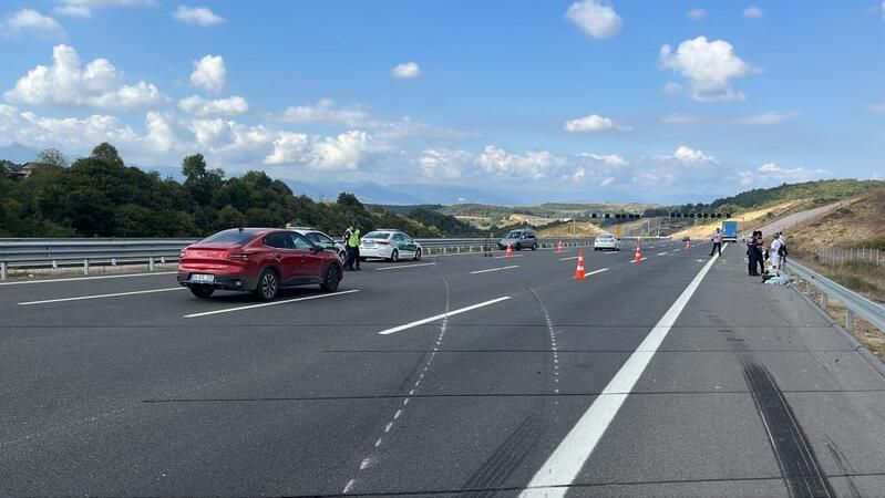 TIR'la çarpışan aracın kapısı koptu: Yolcu yola düştü