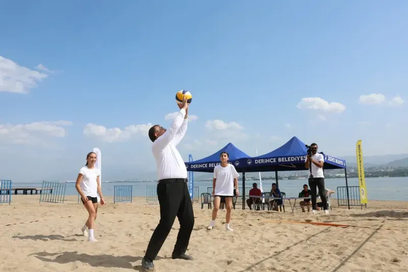 Derince’de Plaj Voleybolu heyecanı başladı  