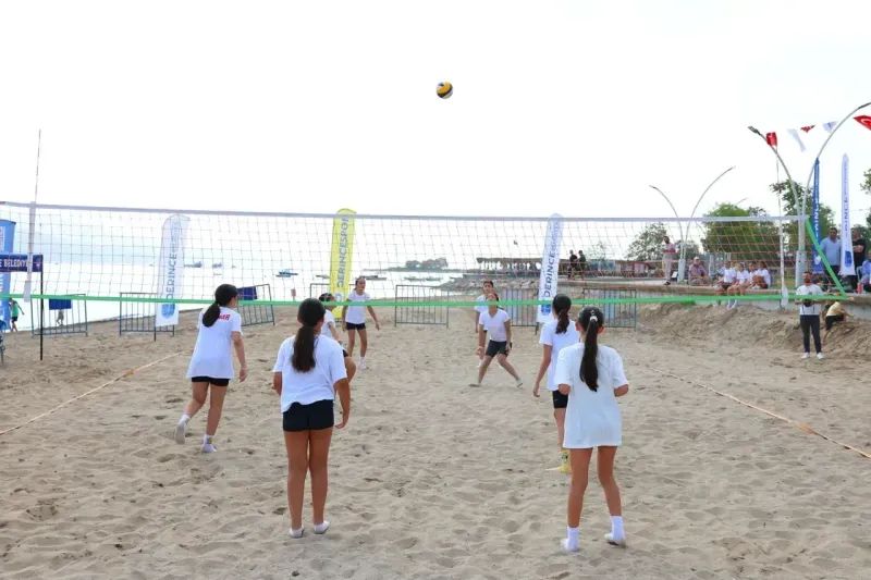 Derince’de Plaj Voleybolu heyecanı başladı  