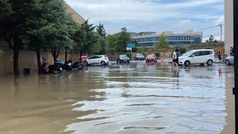 Gebze'de sağanak sürücülere zor anlar yaşattı